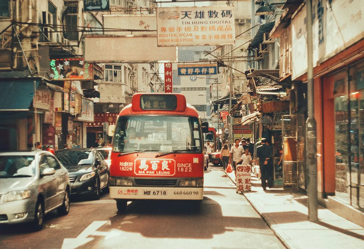 photo 1536396123481 991b5b636cbb 2020全年访港旅客减少93% 内地旅客270.6万人次